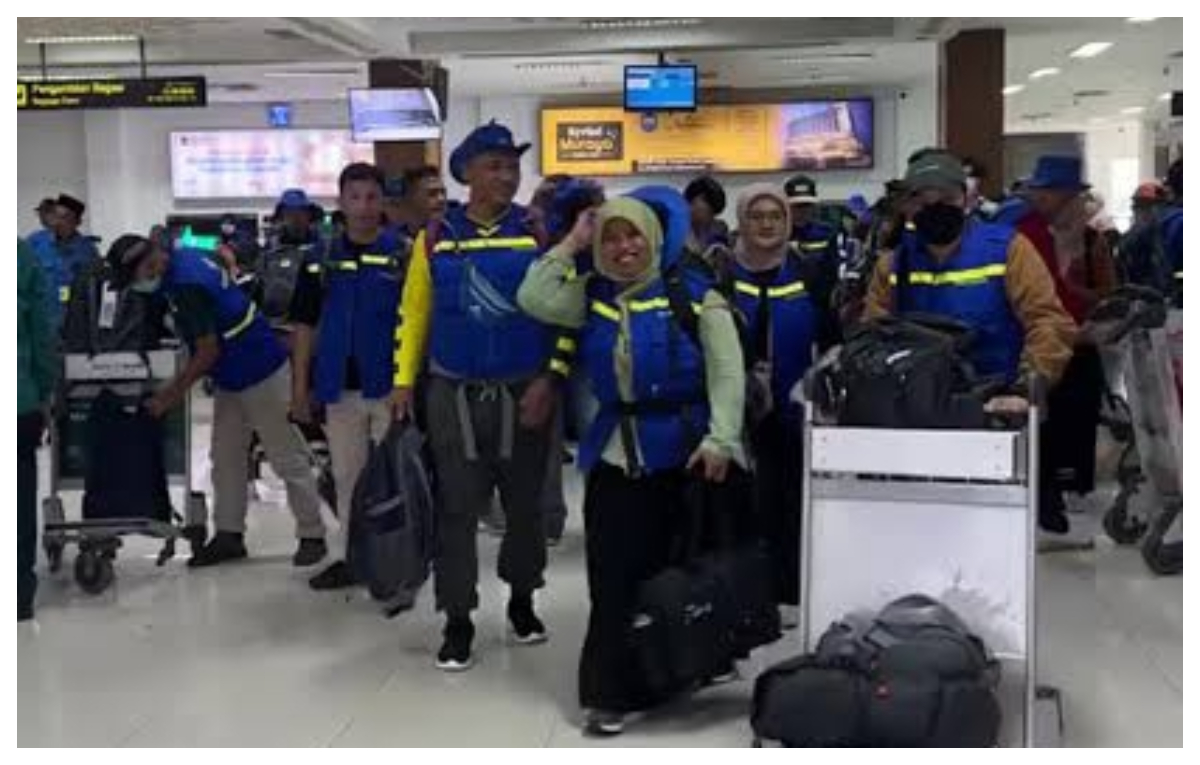 Sempat Viral Dikira Relawan Malaysia, Ternyata Relawan Berbaju Biru Ini Tim dari Kemenkes.