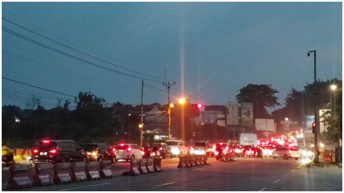 Kemacetan di Jalan KH Muchtar Sawangan  Kota Depok saat jam sibuk beberapa waktu lalu.