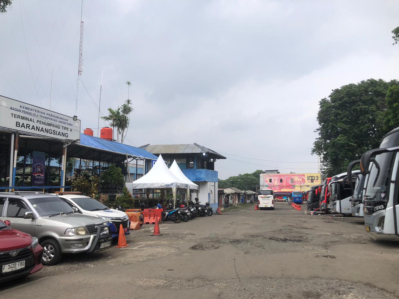 Penampakan Terminal Baranangsiang, Kota Bogor, yang kumuh dan jalan berlubang.