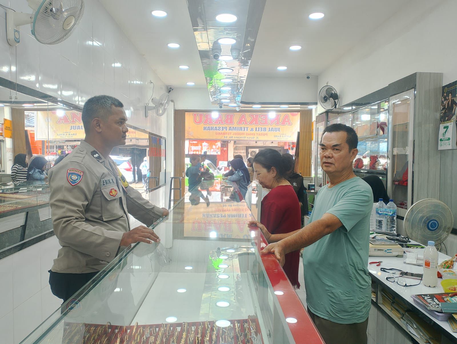 Polisi saat mendatangi toko emas di Suryakencana, Kota Bogor, yang digasak pelaku pencurian.