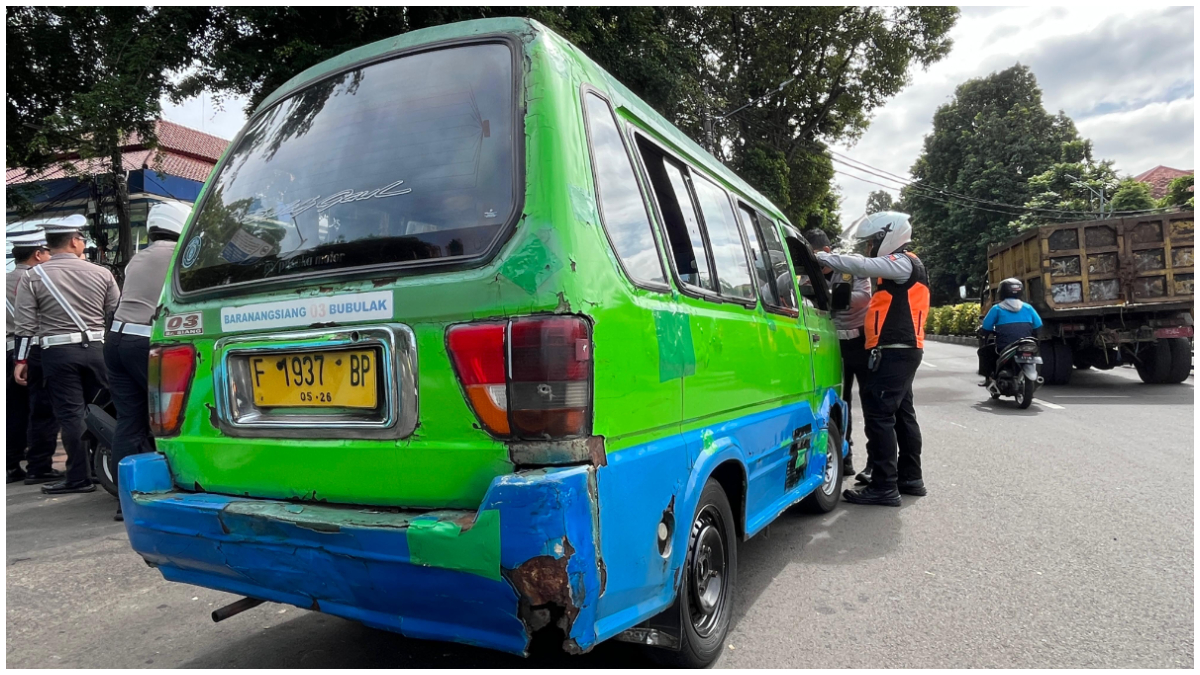 Dinas Perhubungan saat menertiban angkot tua di Jalan Dewi Sartika