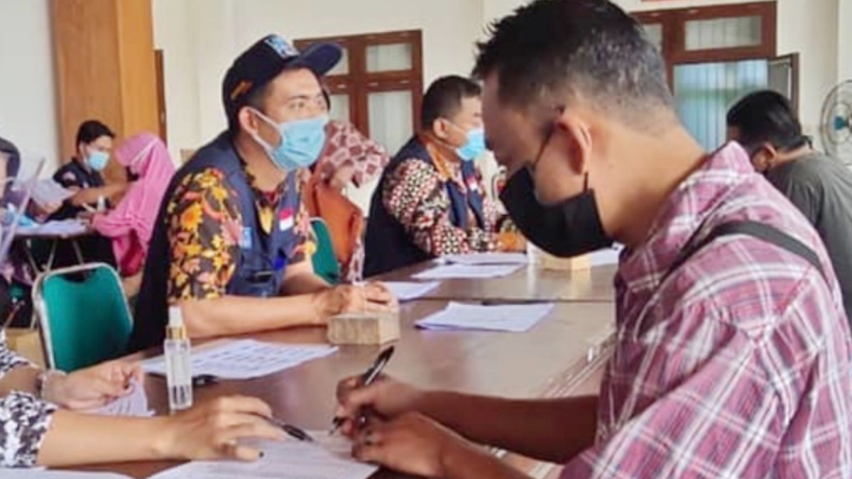 Ilustrasi: Penyaluran bantuan sosial (bansos) kepada para penerima manfaat atau KPM.