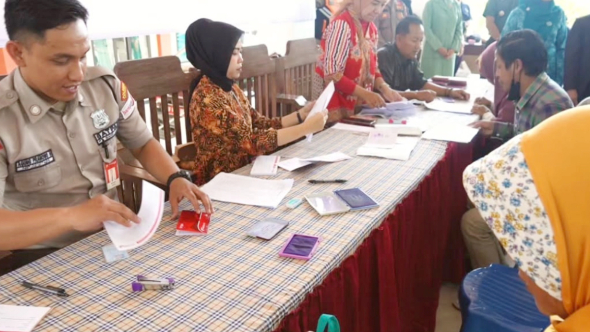 Ilustrasi: Penyaluran bantuan sosial (bansos) kepada para penerima manfaat atau KPM.