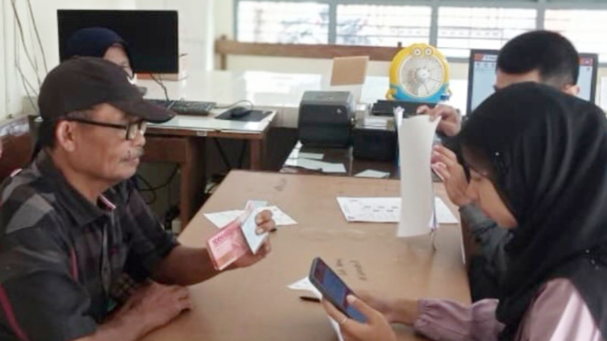 Ilustrasi: Penyaluran bantuan sosial (bansos) kepada para penerima manfaat atau KPM.