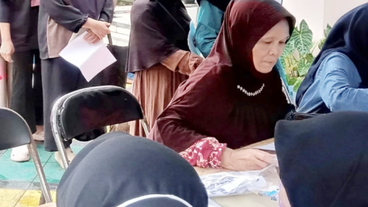 Ilustrasi: Penyaluran bantuan sosial (bansos) kepada para penerima manfaat atau KPM.