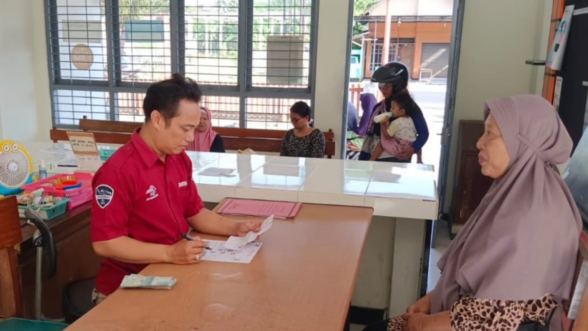 Ilustrasi: Penyaluran bantuan sosial (bansos) kepada para penerima manfaat atau KPM.