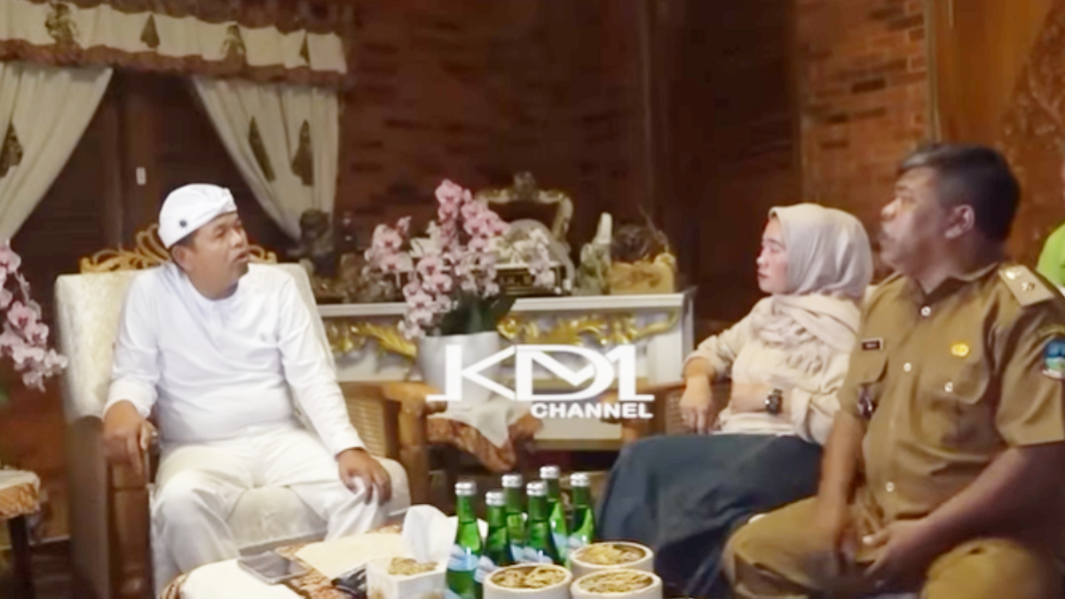 Gubernur Jawa Barat Dedi Mulyadi bertemu dengan Kepala Desa (Kades) Panggalih, Kecamatan Cisewu, Kabupaten Garut, Wahyu di Lembur Pakuan, Subang.
