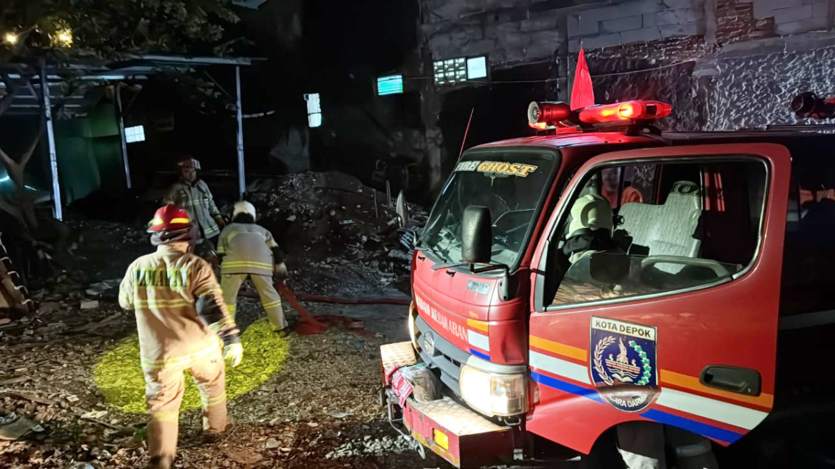 Petugas Damkar Kota Depok saat di lokasi kebakaran kontrakan di Cimanggis Depok.