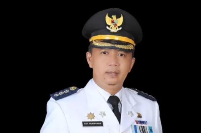 Camat Cileungsi, Adi Henryana.