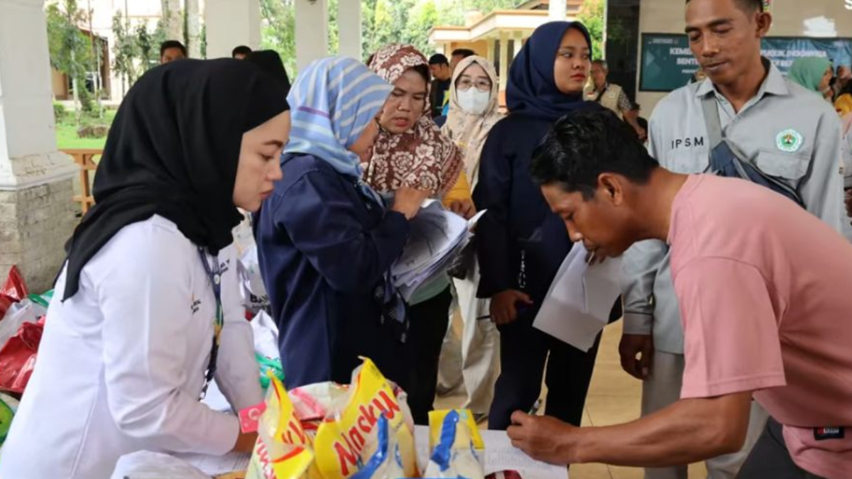 Ilustrasi: Penyaluran bantuan sosial (bansos) kepada masyarakat penerima manfaat.