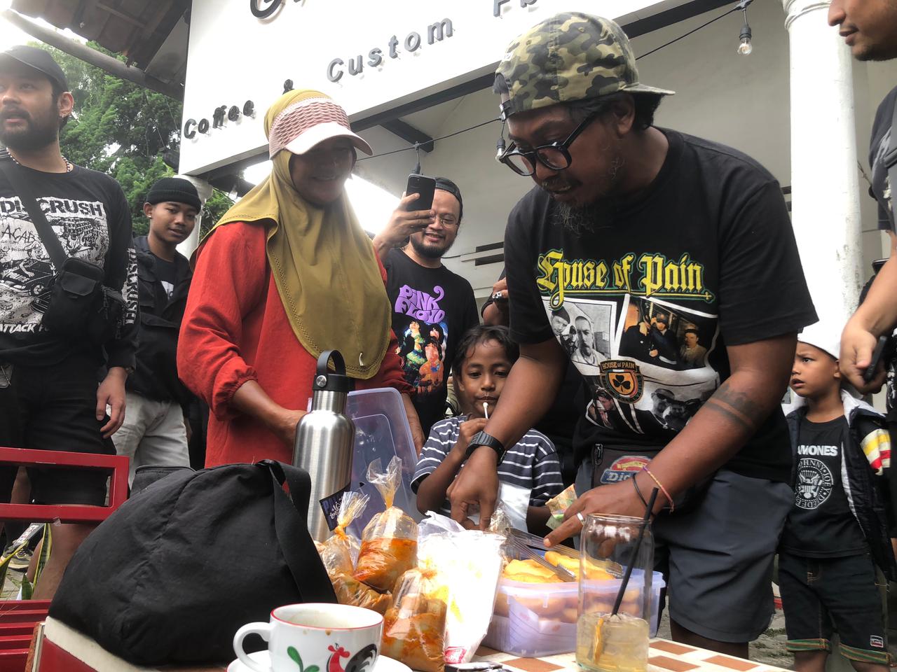 Bogorleumpunk Club saat melaksanakan aksi berbagi di Jalan Mayor Oking, Kota Bogor.