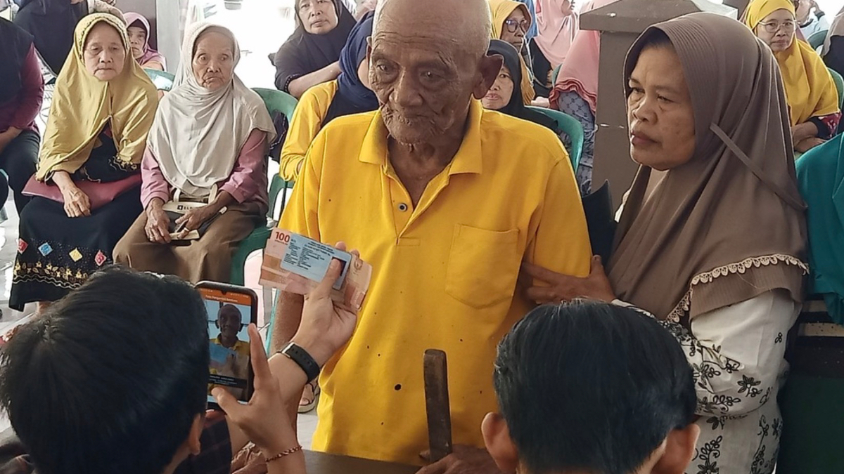 Ilustrasi KPM mencairkan bantuan sosial (bansos) dari pemerintah