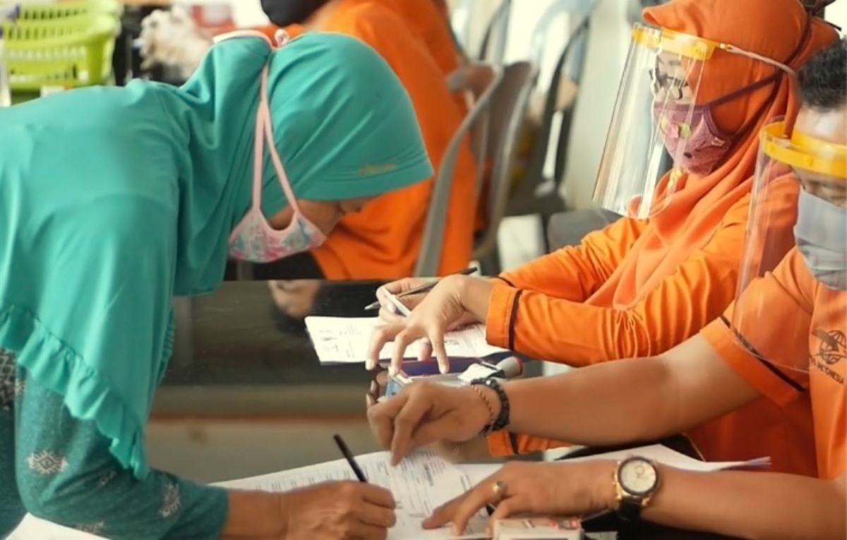 Para KPM sedang mencairkan Bansos.