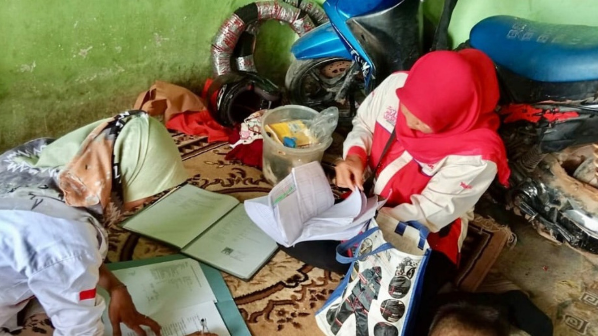 Ilustrasi pendamping sosial bersama Karang Taruna melakukan ground check di rumah KPM Bansos.