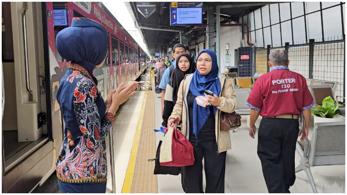 Penumpang wanita hendak menaiki kereta. KAI menghadirkan fitur Female Seat Map.