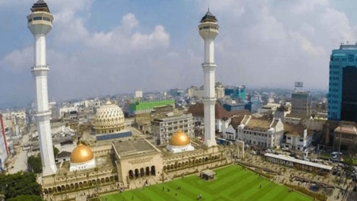 Suasana Masjid Raya Bandung  di Jalan Dalem Kaum No.14, Balonggede, Kecamatan Regol, Kota Bandung, Jawa Barat.