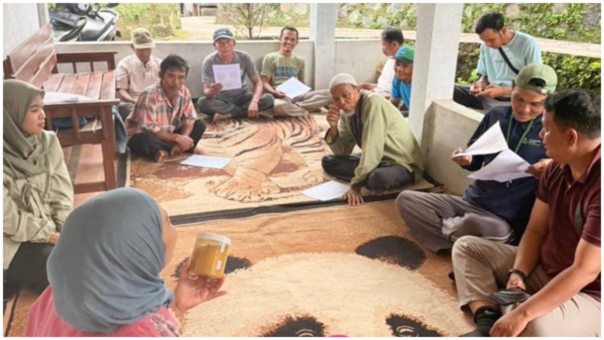 Pelatihan pembuatan mineral blok bagi peternak di Kelurahan Mulyaharja.