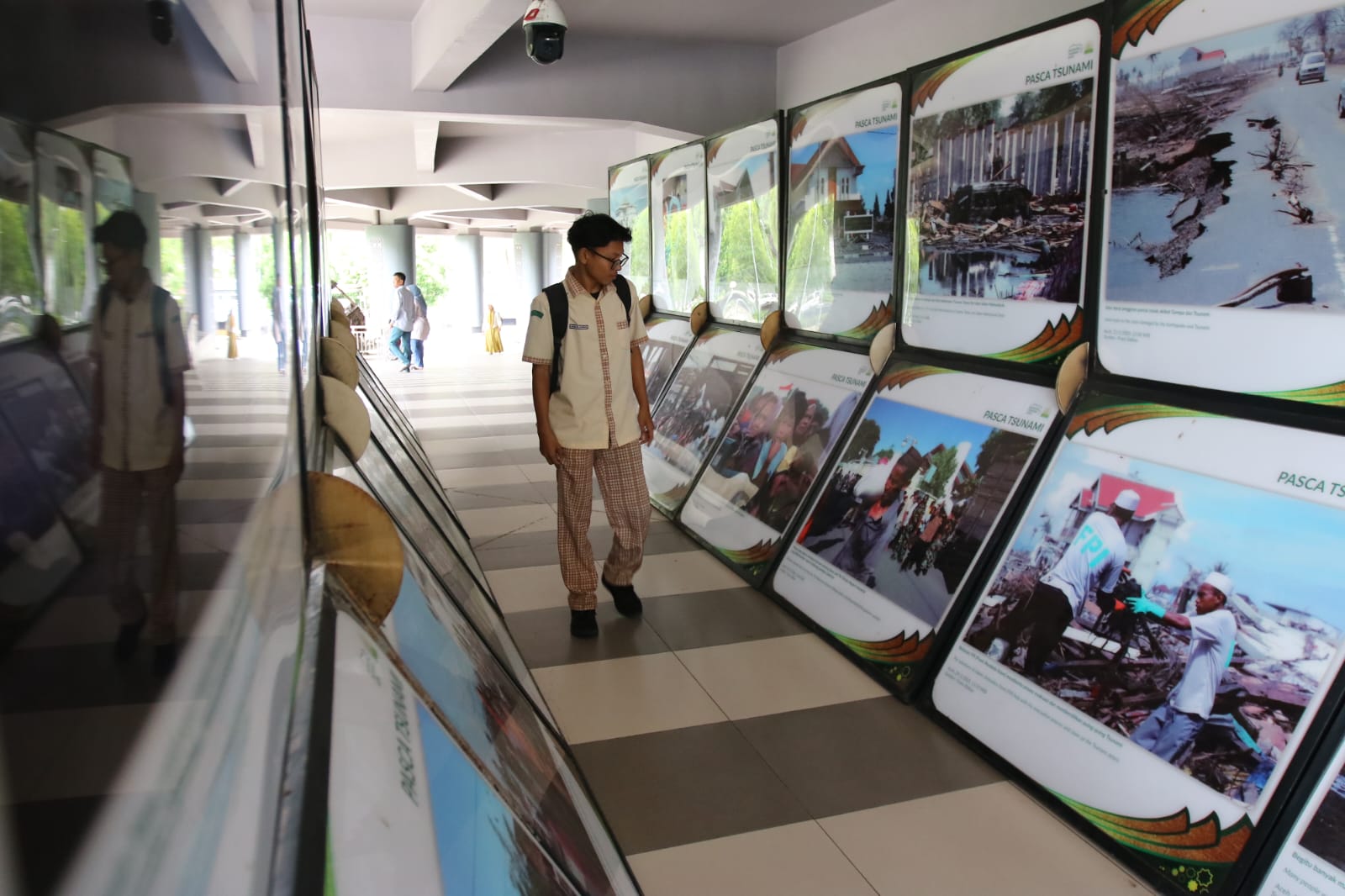 Pengunjung Museun Tsunami Aceh yang berada di Kota Banda Aceh.