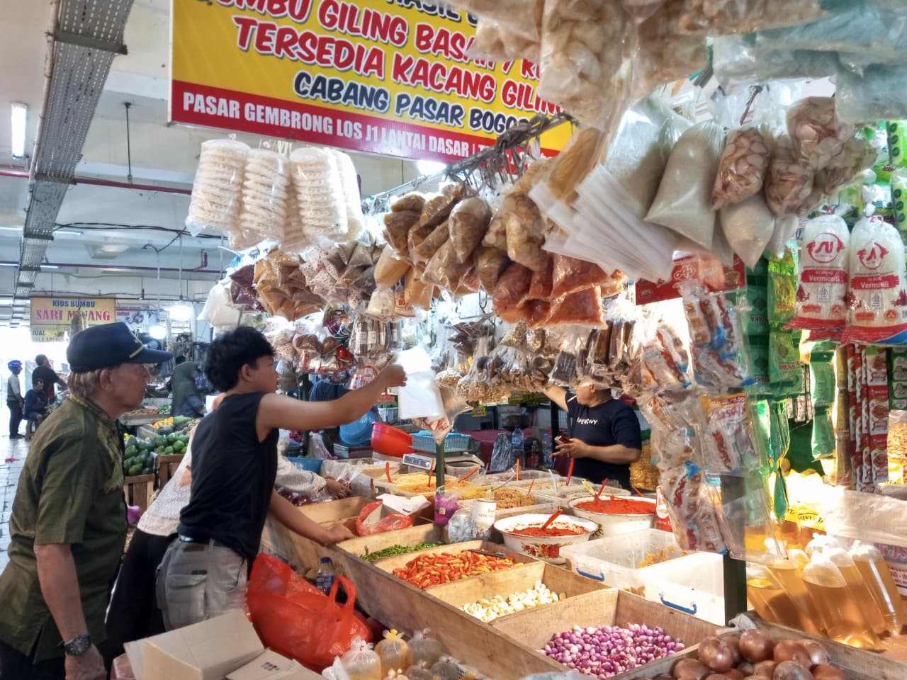 Pantauan harga kebutuhan pokok (Sembako) di Pasar Sukasari, Kota Bogor.