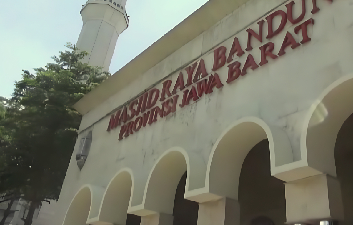 Pemprov Jawa Barat mengakhiri status Masjid Agung Bandung sebagai Masjid Raya.