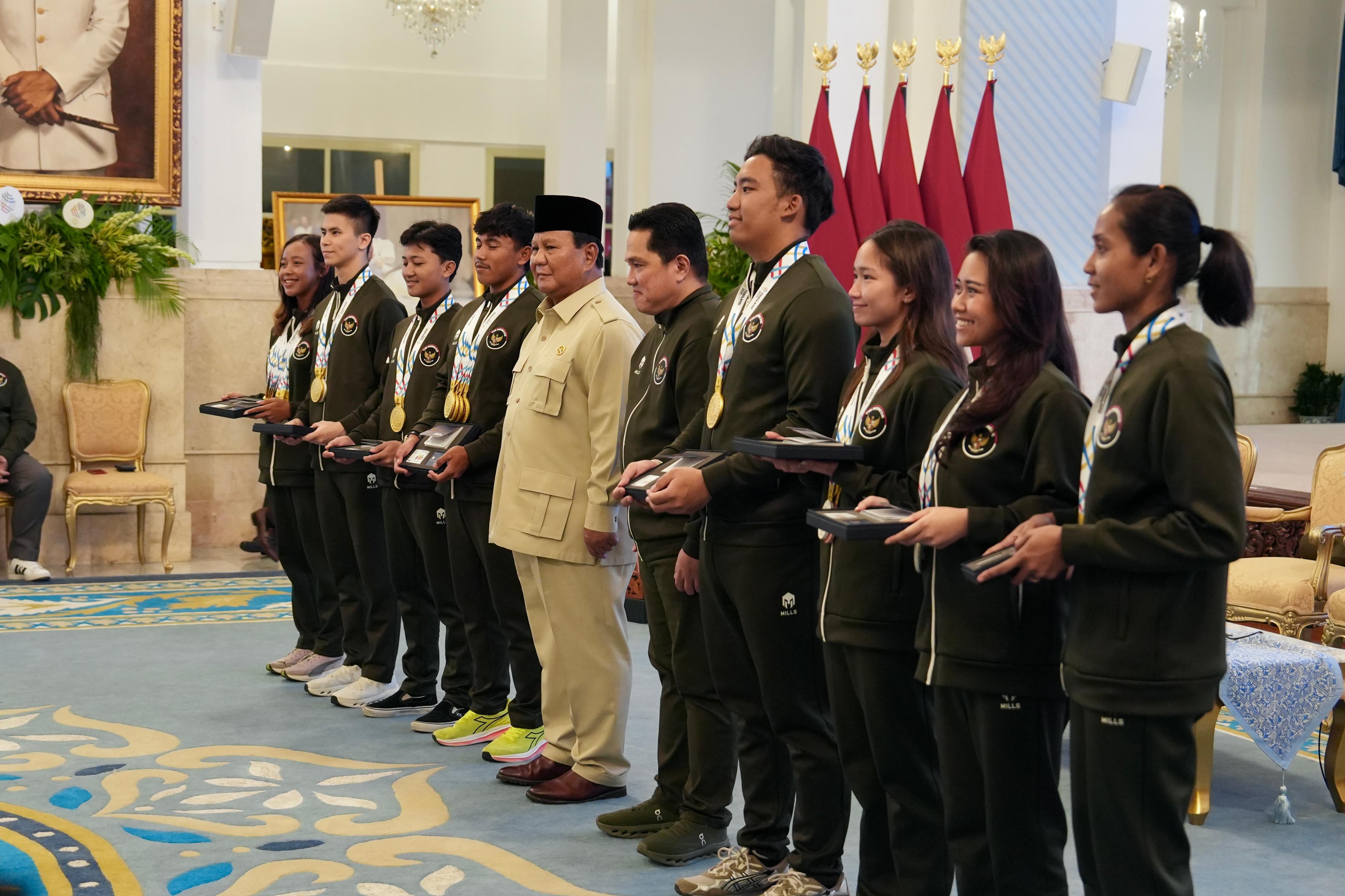 Presiden Prabowo Subianto memberikan penghargaan atas perjuangan para peraih medali SEA Games 2025 Thailand, Kamis 8 Januari 2026.