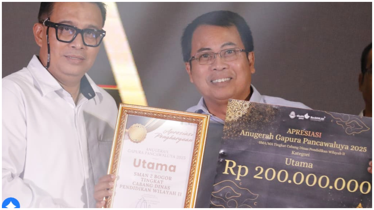 Kepala SMAN 2 Kota Bogor Dr. R. Bambang Aryan Soekisno, M.Pd saat menerima&nbsp;Piagam Juara 1 dalam Anugerah Gapura Pancawaluya.