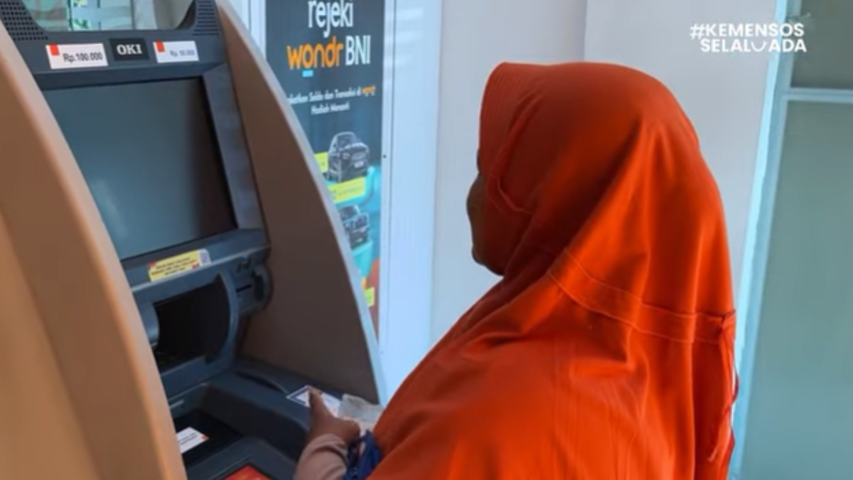 Ilustrasi: Penyaluran bantuan sosial (bansos) kepada para penerima manfaat atau KPM melalui ATM.