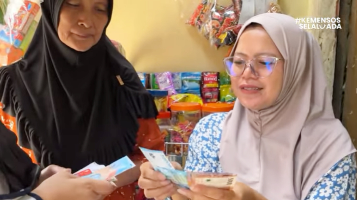 Ilustrasi: Penyaluran bantuan sosial (bansos) kepada para penerima manfaat atau KPM.