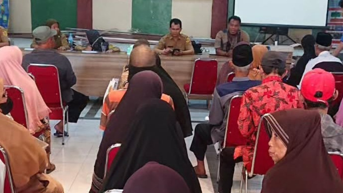 Ilustrasi: Penyaluran bantuan sosial (bansos) kepada para penerima manfaat atau KPM.
