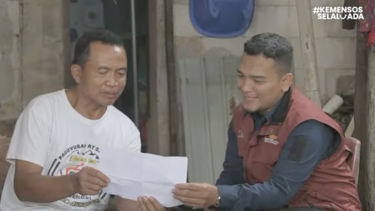 Ilustrasi: Petugas pendamping sosial saat melakukan pengecekan penerima bantuan sosial (bansos).