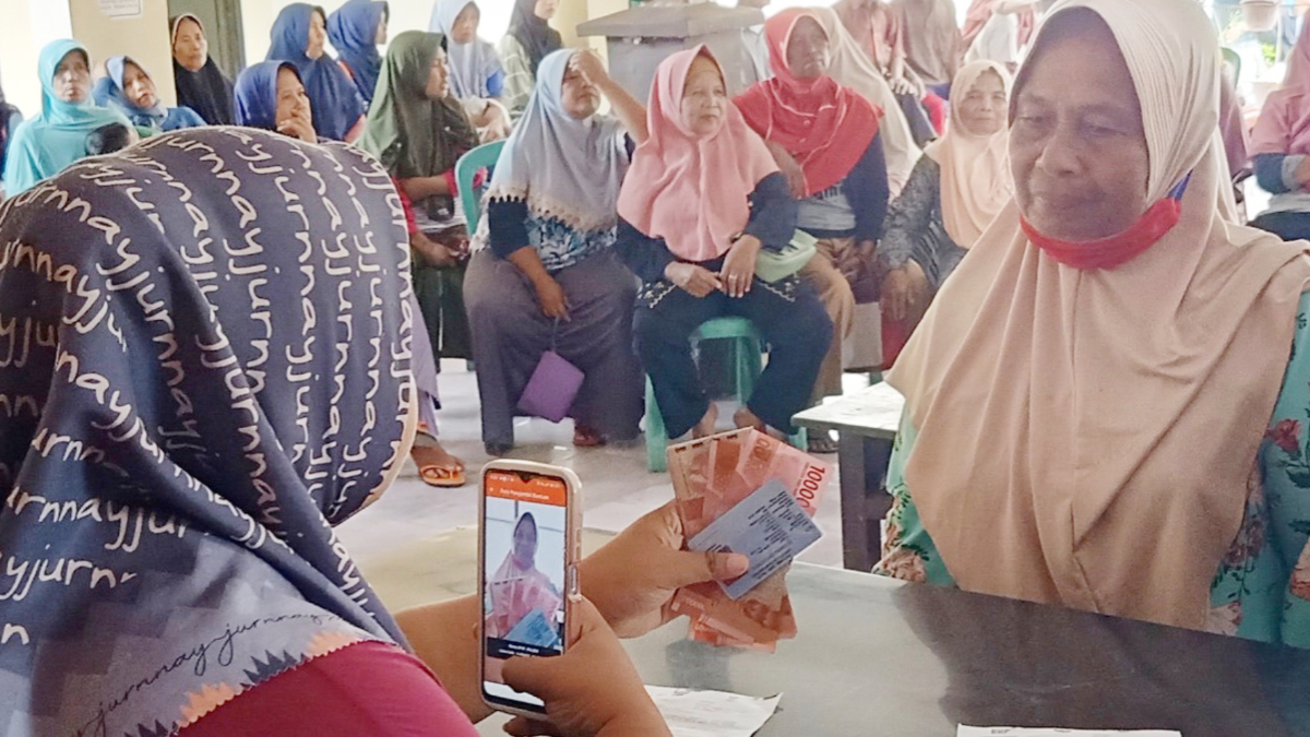 Ilustrasi: Penyaluran bantuan sosial (bansos) kepada para penerima manfaat atau KPM.