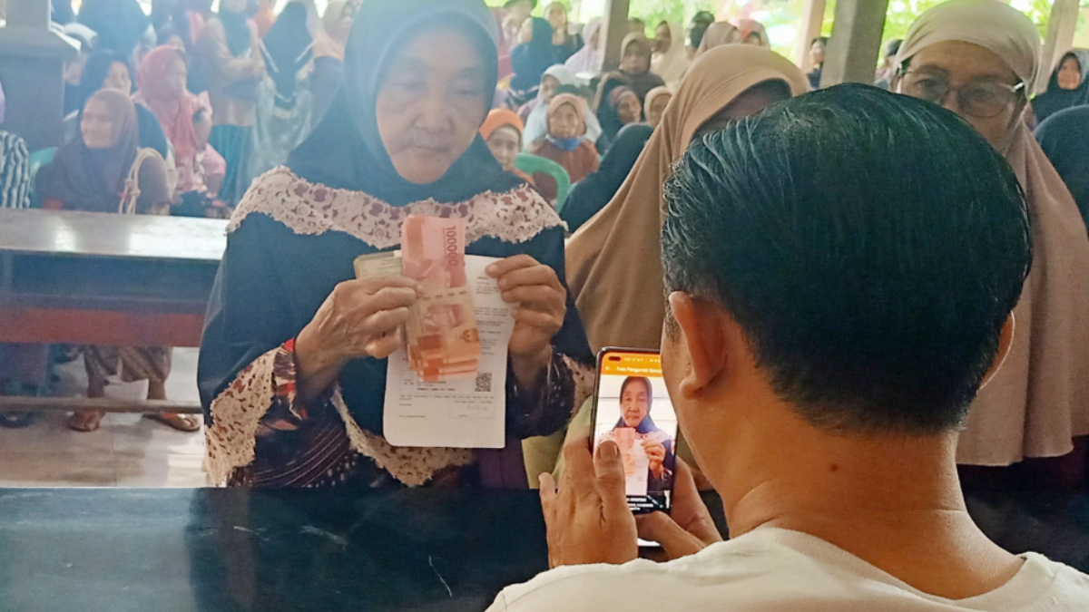 Ilustrasi: Penyaluran bantuan sosial (bansos) kepada para penerima manfaat atau KPM.