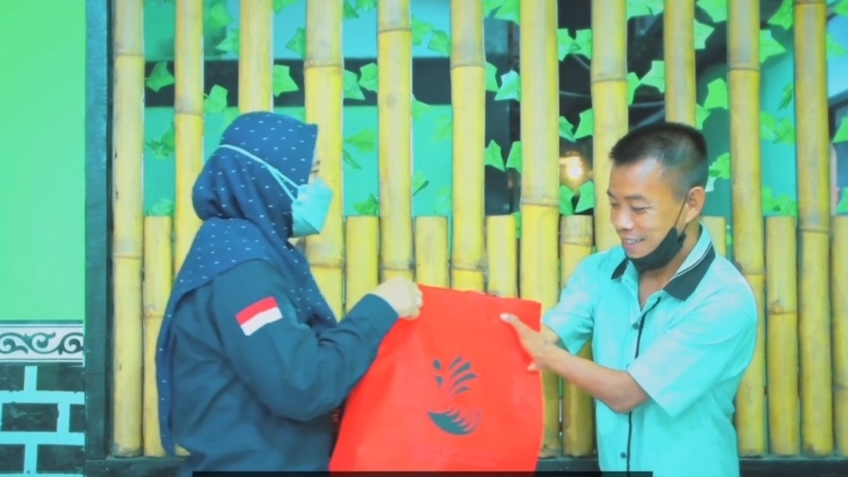 Ilustrasi penyaluran bansos atau bantuan sosial