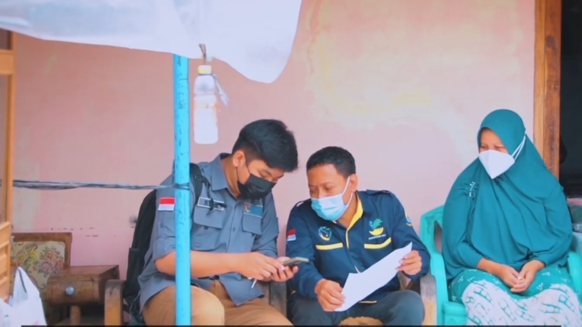 Ilustrasi penyalur bantuan sosial atau bansos kepada KPM.