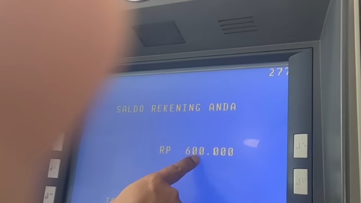 Ilustrasi pengecekan saldo bansos melalui mesin ATM.