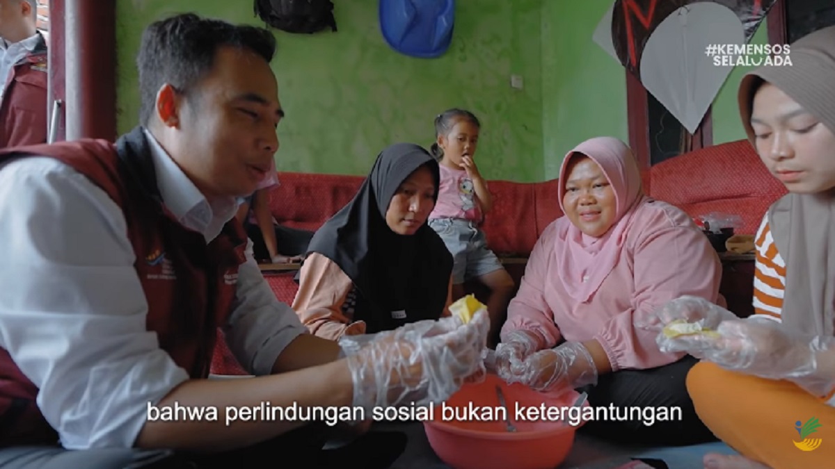 lustrasi penyaluran bansos kepada KPM