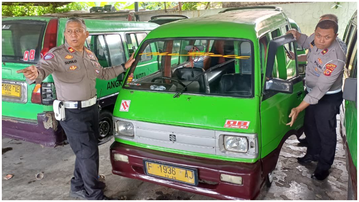 Polisi saat mengamankan angkot yang menabrak ojol di Jalan Juanda Kota Bogor.