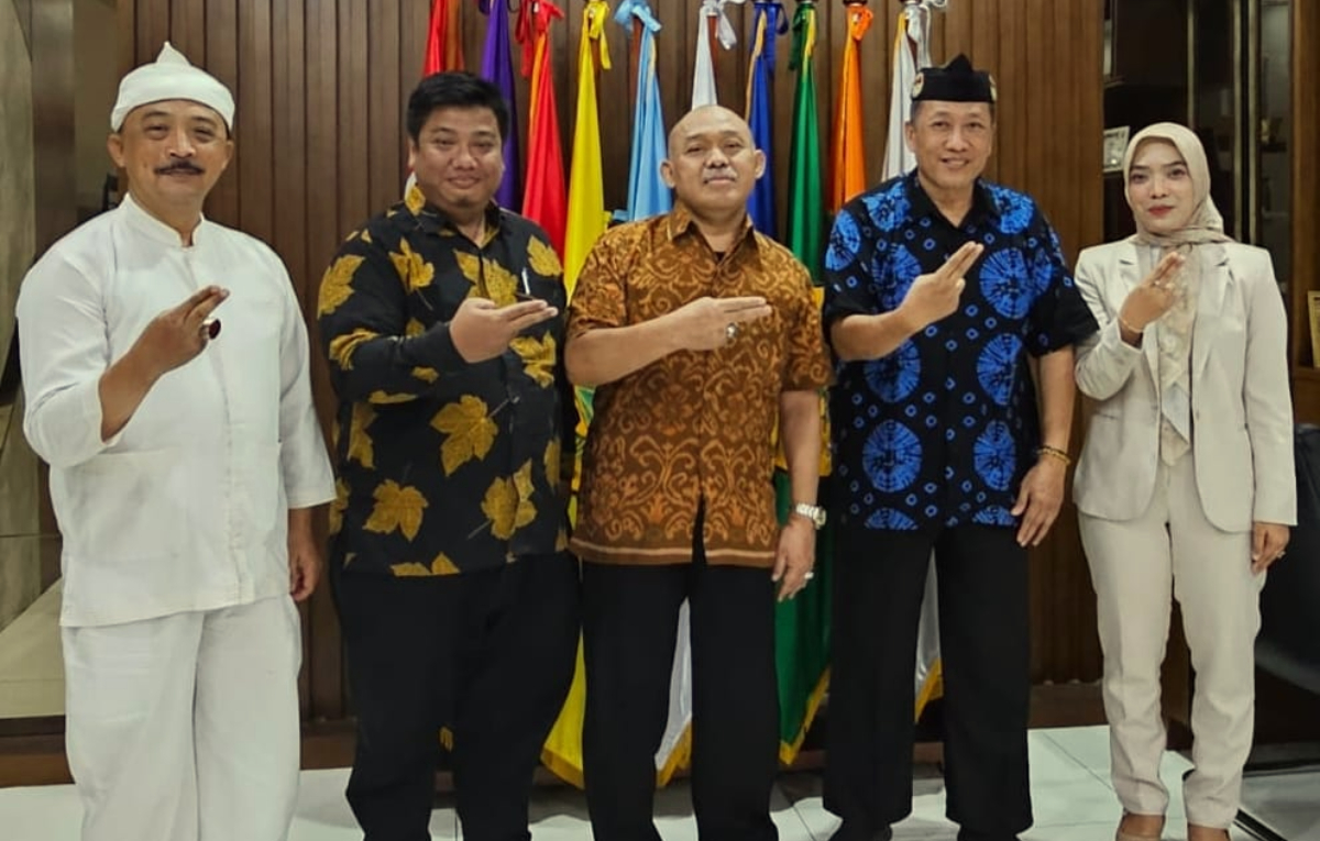 Berfoto bersama di sela&nbsp;program Golok Road to UNESCO di&nbsp;Universitas Pakuan Bogor.