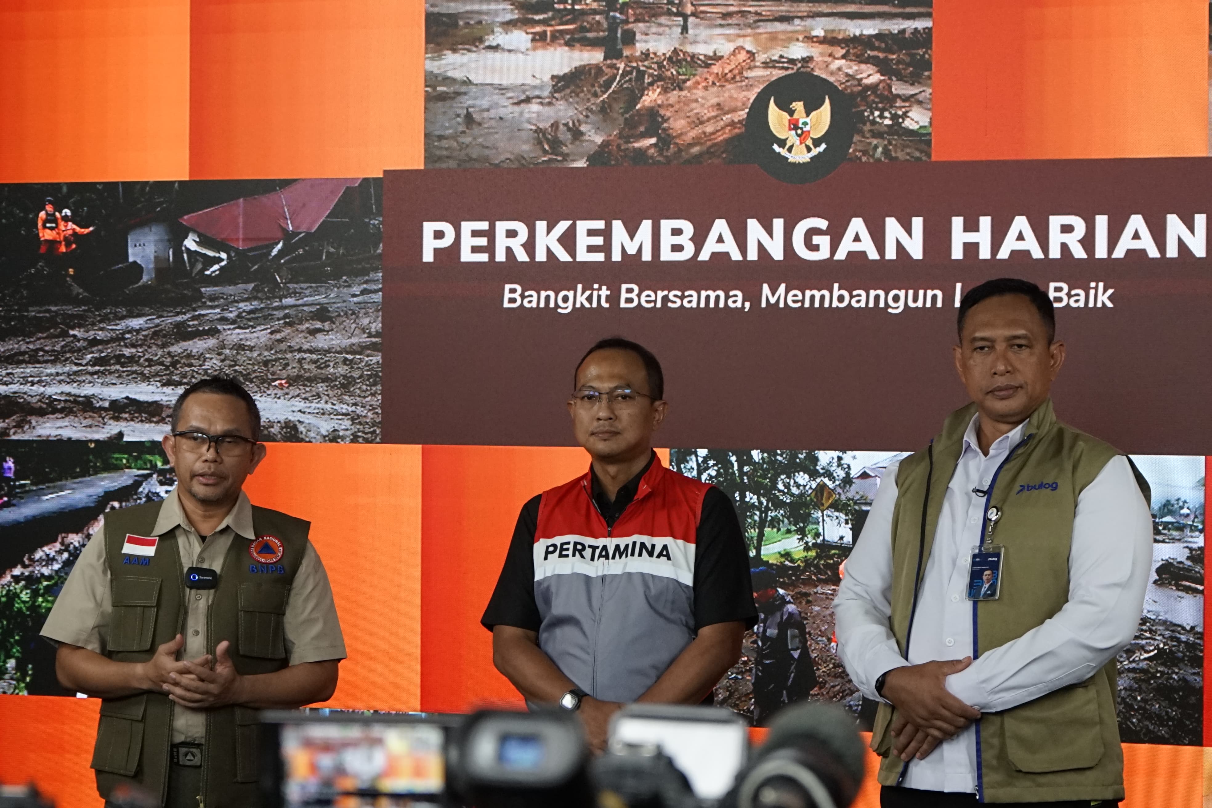 Kepala Pusat Data, Informasi dan Komunikasi Kebencanaan BNPB, Abdul Muhari, Direktur Utama BULOG, Letjen TNI (Purn), Ahmad Rizal Ramdhani, dan Corporate Secretary PT Pertamina, Arya Dwi Paramita.