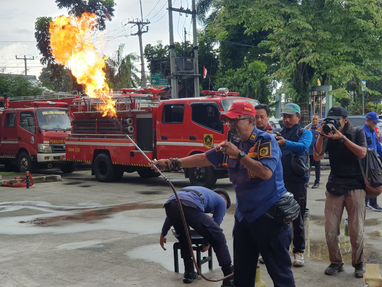 Petugas Damkar Kabupaten Bogor saat memberikan edukasi kepada sejumlah awak media di Mako Damkar, Cibinong, Kabupaten Bogor.