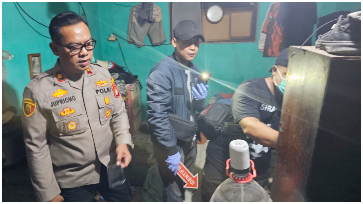 Kapolsek Cimanggis Kompol Jupriono lakukan olah TKP kasus dugaan penghilangan nyawa di Cilangkap Tapos Kota Depok.