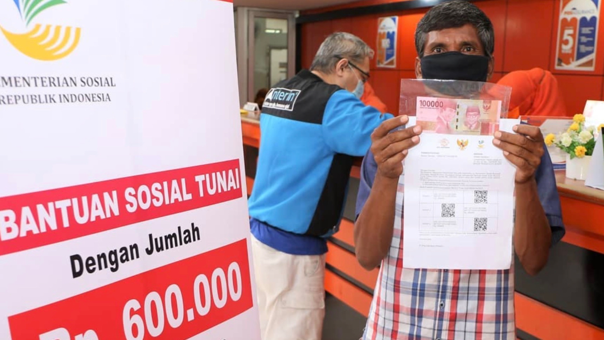 Ilustrasi. KPM menunjukan pencairan bansos PKH BPNT.