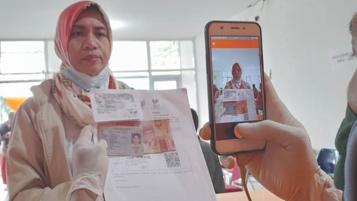 Ilustrasi. Proses penyaluran bansos oleh KPM PKH BPNT.