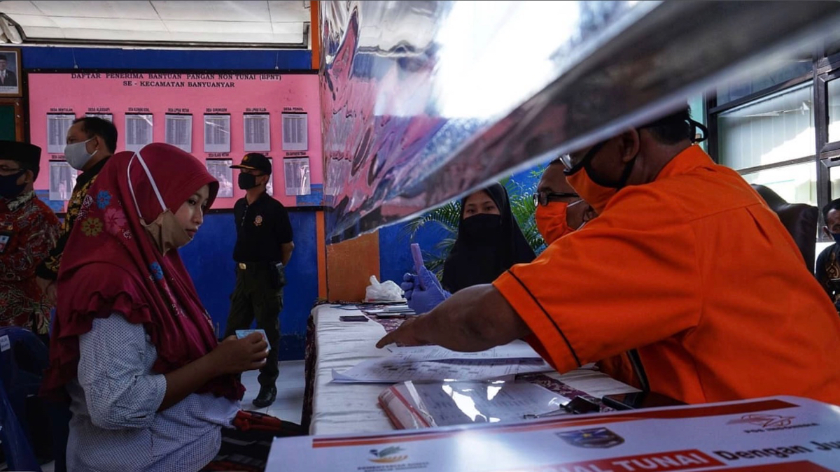 Ilustrasi. Penyaluran bansos PKH BPNT ke KPM.