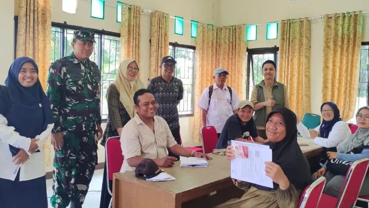 Ilustrasi penyaluran bansos kepada KPM