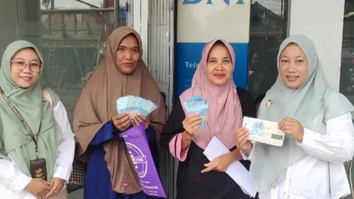 Ilustrasi pengambilan dana bansos PKH dan BPNT