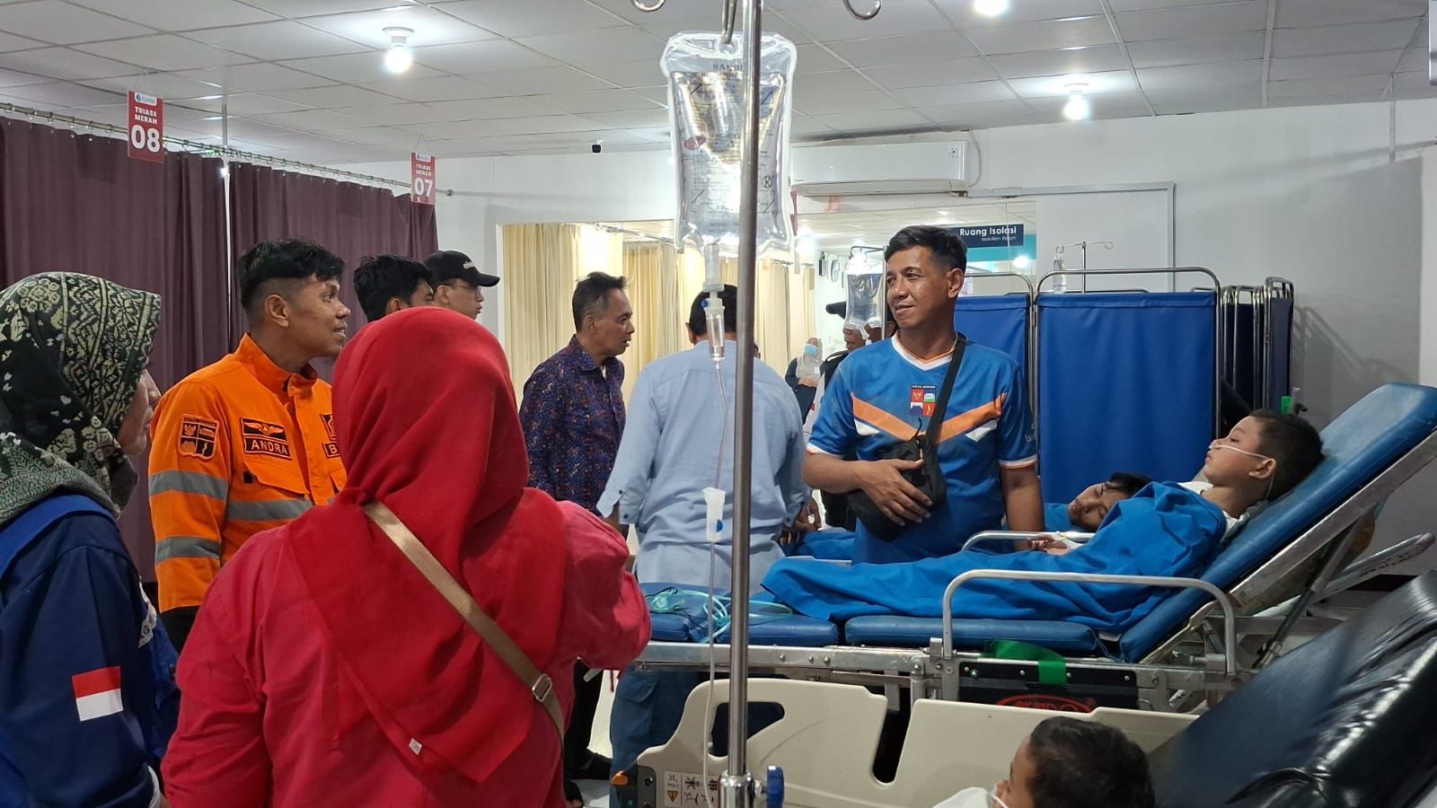 Dua bocah korban longsor di Kelurahan Mulyaharga, Kota Bogor, saat mendapatkan perawatan medis.