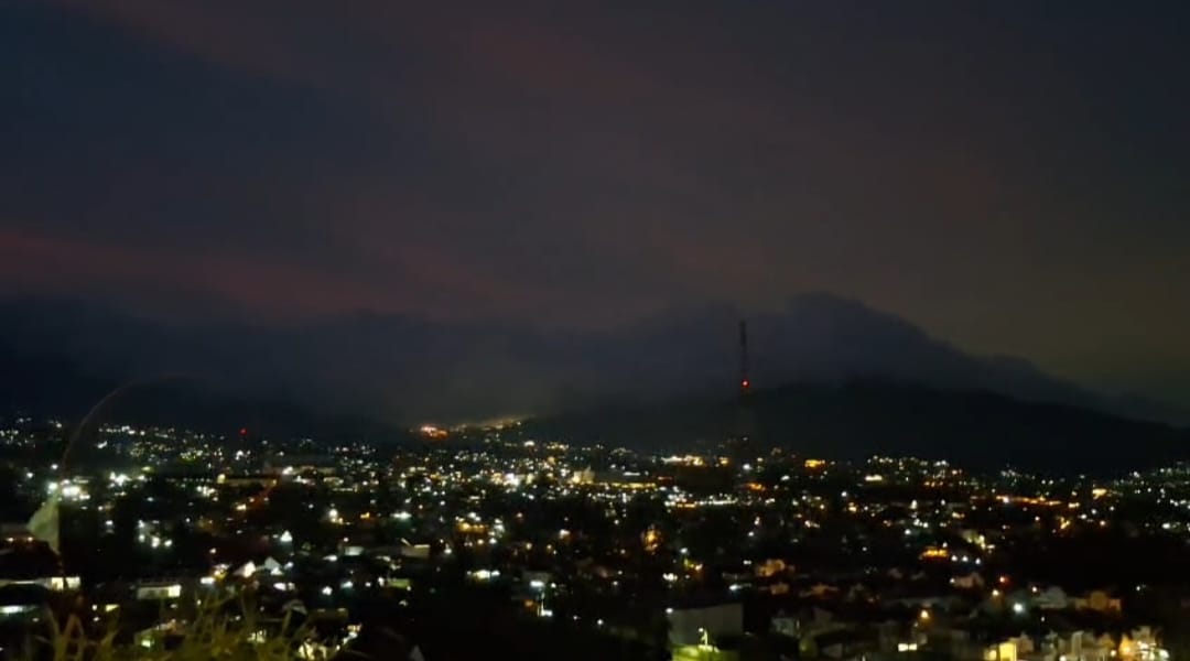 Langit kawasan Cipanas, Kabupaten Cianjur, pada Senin malam usai dentuman keras. Foto: Internet