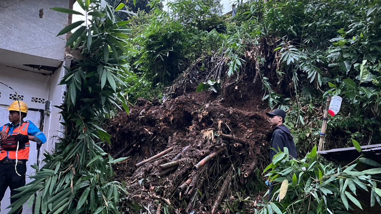 Kondisi tebingan di Kelurahan Mulyaharja, Kecamatan Bogor Selatan, Kota Bogor, yang longsor pada Jumat, 9 Januari 2026.