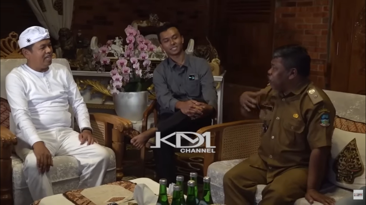 Pertemuan antara Dedi Mulyadi, Holis, dan Kades Panggalih